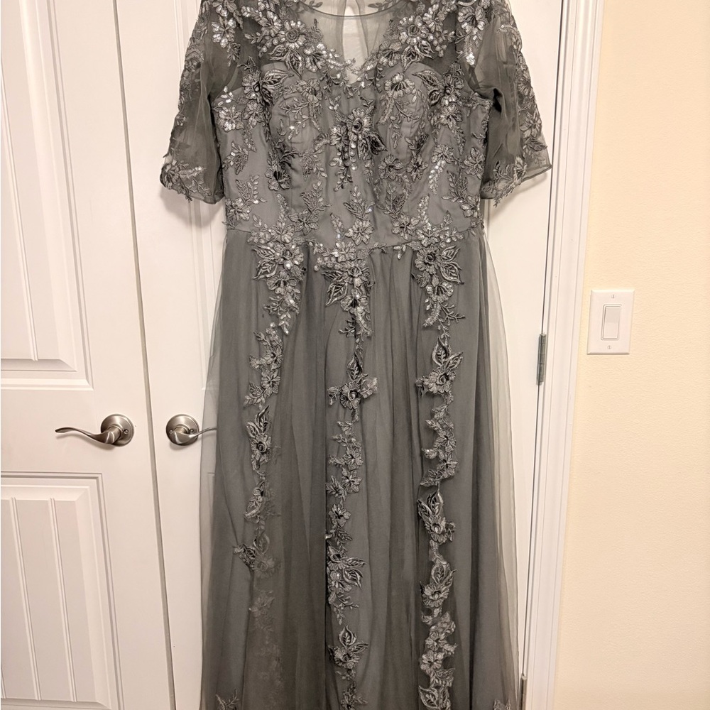 Elegant Gray Lace Appliqué Evening Dress